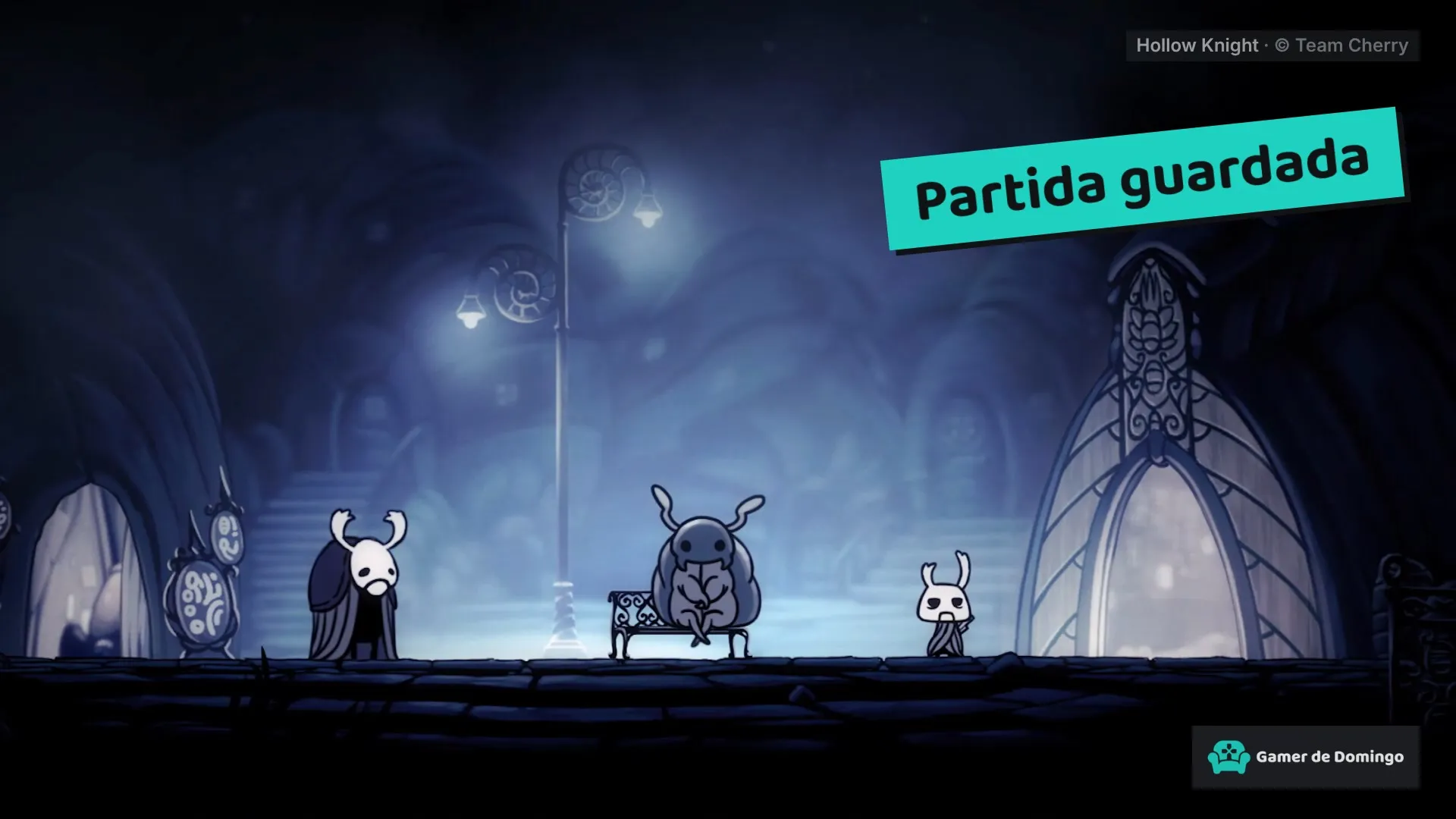 Una banca bajo un farol en un pueblo de Hollow Knight, con un insecto sentado y dos personajes a los lados, y nuestro letrero «Partida guardada».