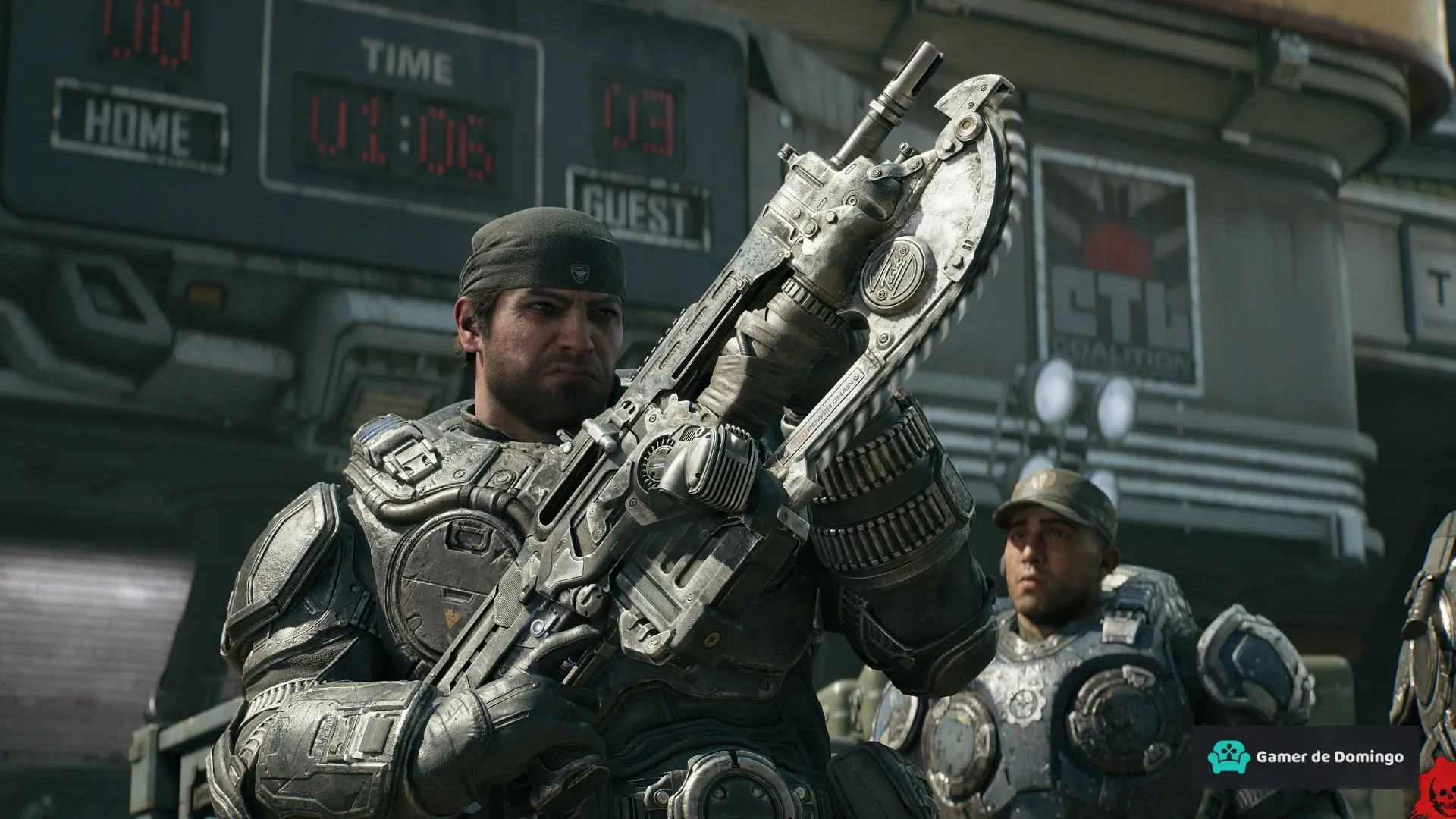 Marcus, todavía joven, levanta la Lancer con la motosierra a la vista, en Gears of War: E-Day