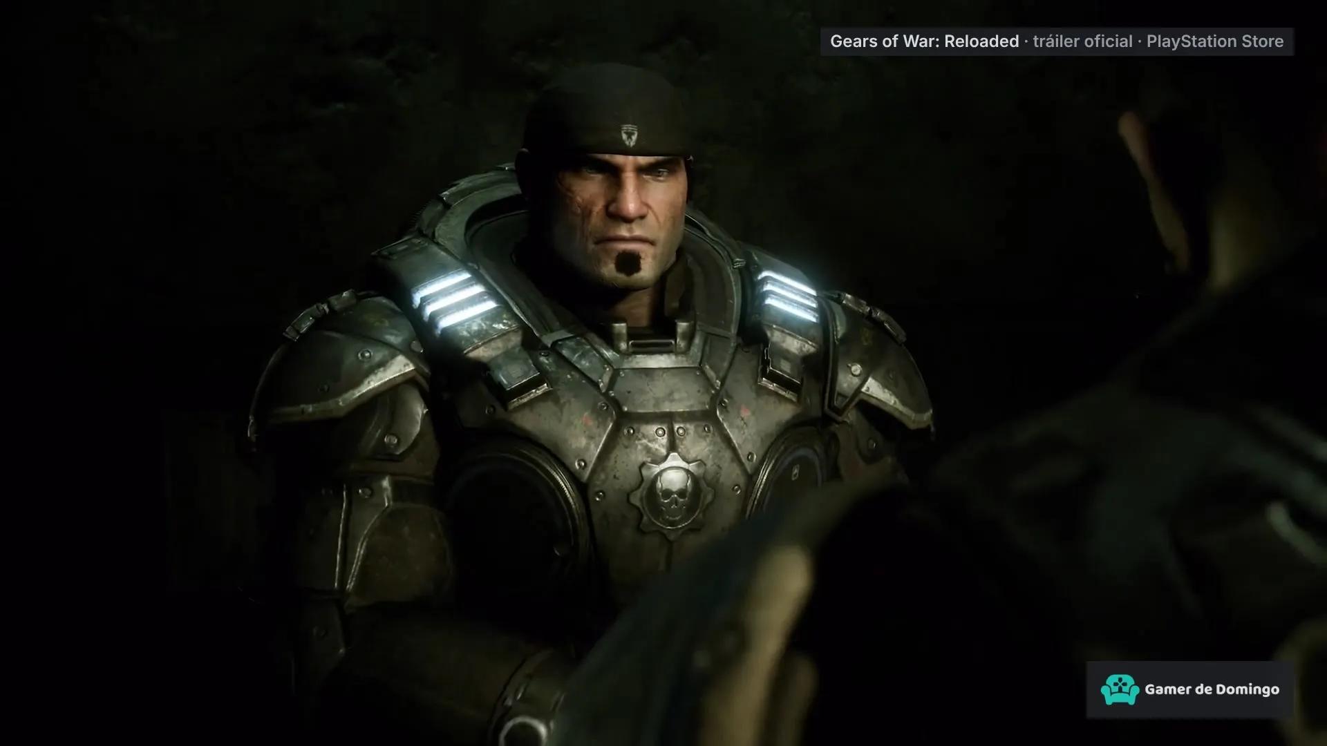 Marcus Fenix, con su armadura, mira de frente en la penumbra, en el tráiler de Gears of War: Reloaded