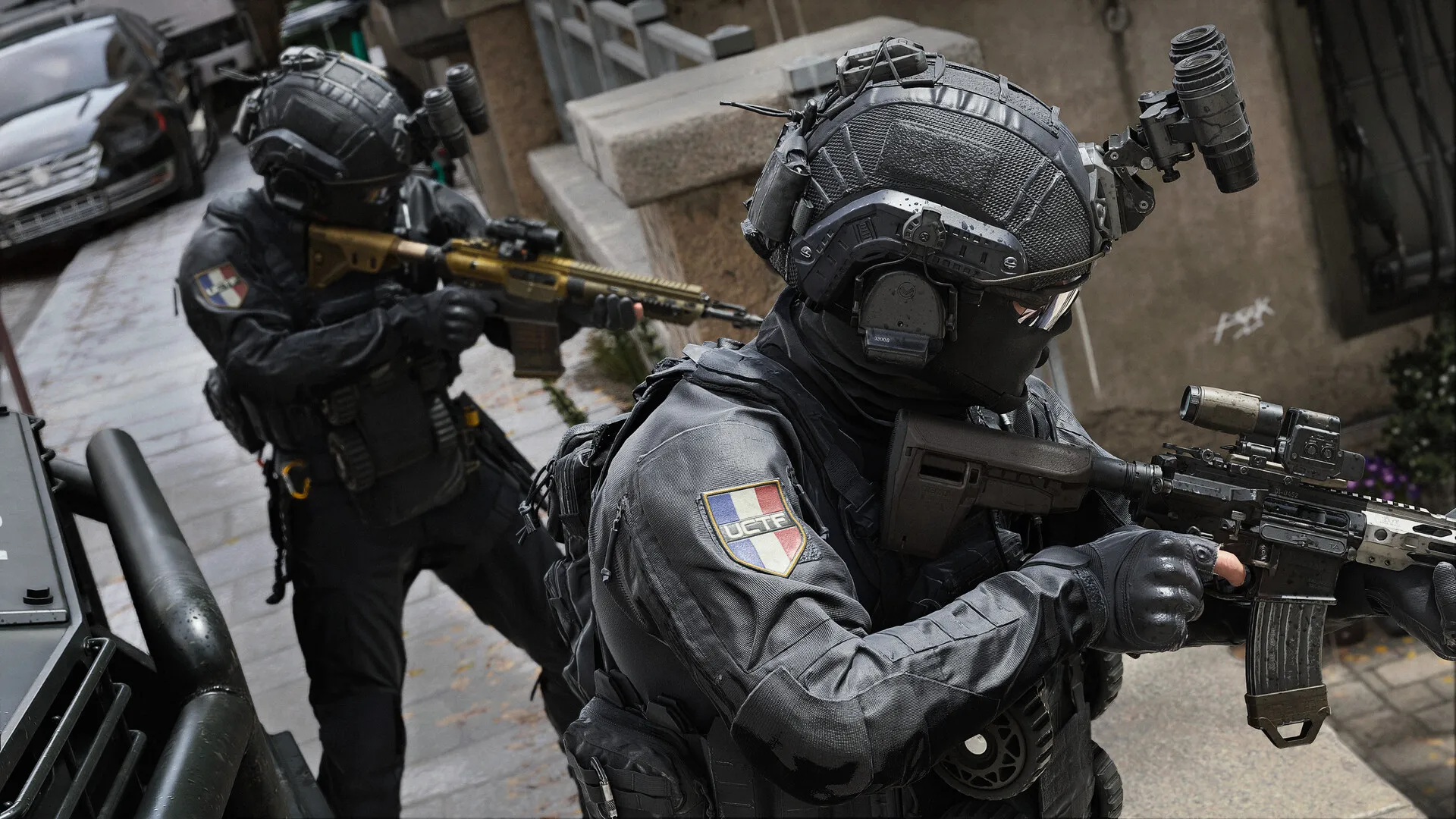 Dos soldados de un equipo táctico, con casco y visor nocturno, apuntan sus fusiles en una calle con escaleras, en Call of Duty: Modern Warfare 4