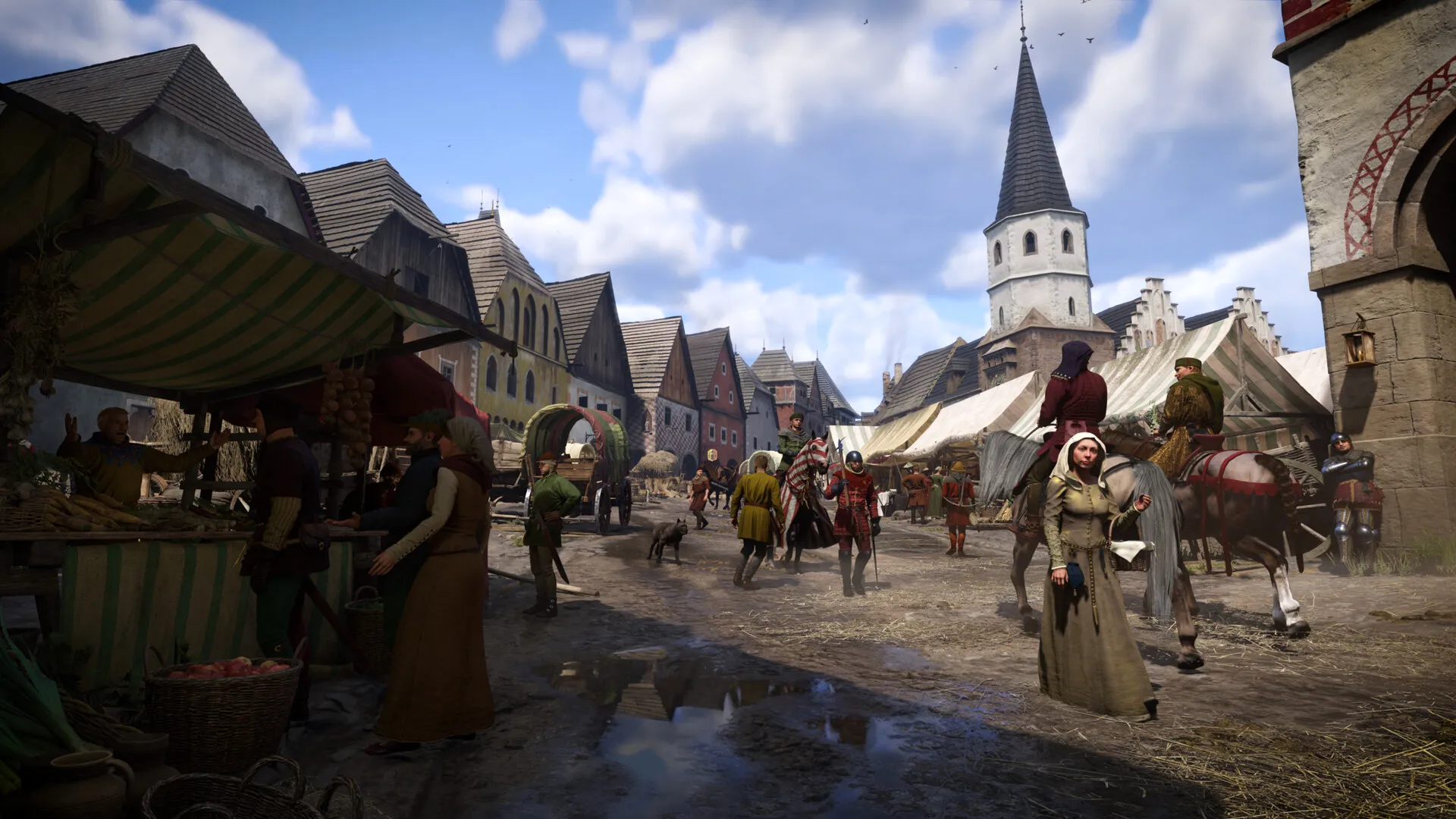 Una calle medieval con puestos de mercado, gente y jinetes, frente a una iglesia de torre blanca bajo un cielo azul