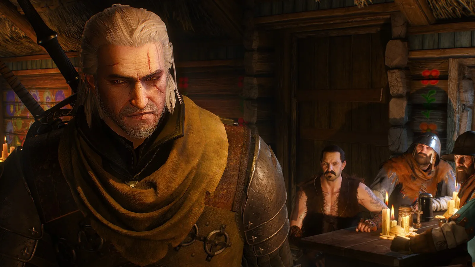Geralt, con el pelo blanco y una bufanda amarilla, en una taberna con hombres sentados a la mesa