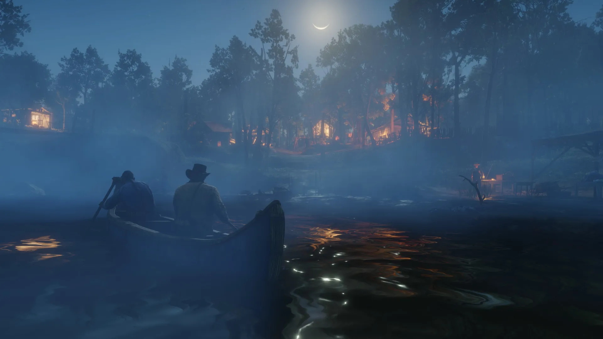 Dos hombres con sombrero reman en una canoa de noche por un río con niebla, con luces de casas en la orilla